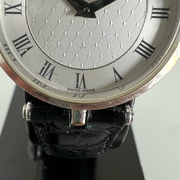 Vintage Swiss Made Gucci 2000M 30mm Round Quartz Watch - Picture 4 of 4